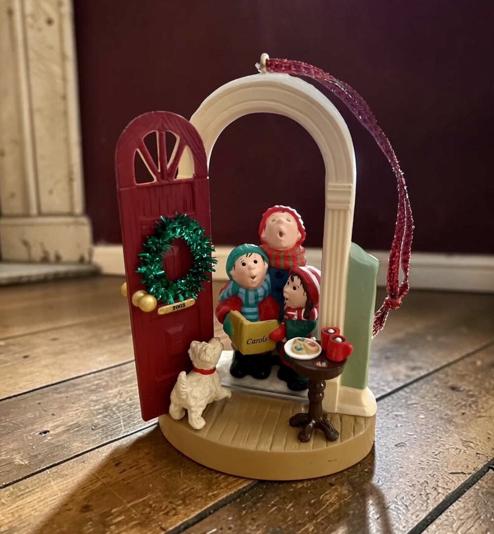 2003 Hallmark Keepsake Caroling At The Door Children Singing Carols Ornament